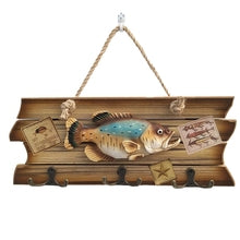 Perchero con decoración de pez